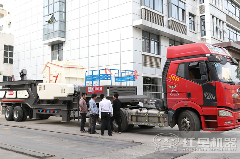 移动式建筑垃圾破碎机发货，地点：重庆