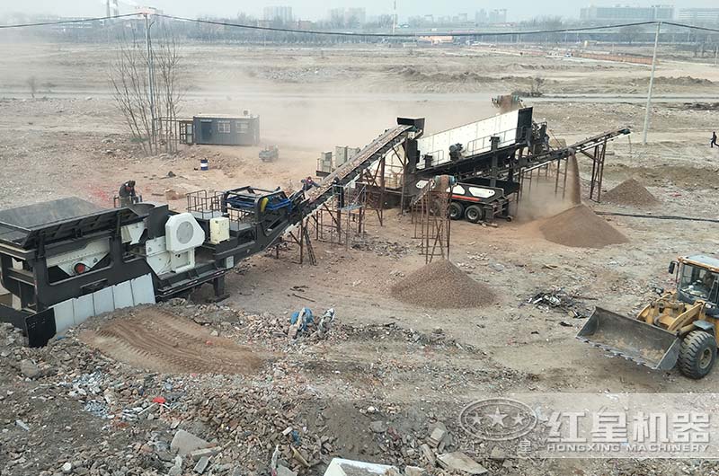 北京客户移动式混凝土石块破碎机作业现场图